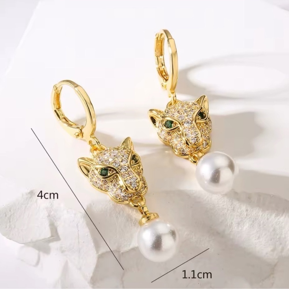 Panthere Green Eyes Crystal Pearl Earrings - Picture 3 of 4